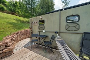 Outdoor dining - Caravan 'Poolhouse' with Mountain View, Private Pool and Wi-Fi (Bad Wildbad)