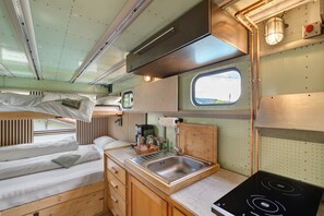 1 bedroom, free WiFi, bed sheets - Caravan 'Poolhouse' with Mountain View, Private Pool and Wi-Fi (Bad Wildbad)