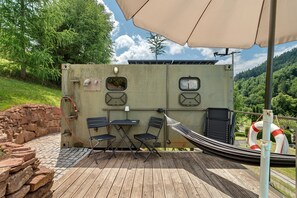 Terrace/patio - Caravan 'Poolhouse' with Mountain View, Private Pool and Wi-Fi (Bad Wildbad)