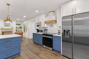 Frigorífico, microondas, horno y placa de cocina