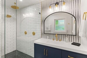 Dusche, Haartrockner, Shampoo