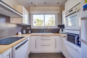 Fridge, microwave, oven, dishwasher - Beautiful house in Le Bouscat with pool & parking (Le Bouscat)