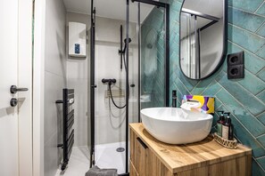Dusche, Haartrockner, Handtücher