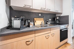 Een koelkast, een oven, een kookplaat, een koffiezetapparaat/waterkoker