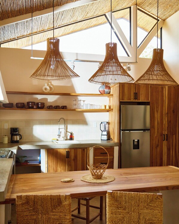 Refrigerador, horno, parrilla de estufa y cafetera y tetera 