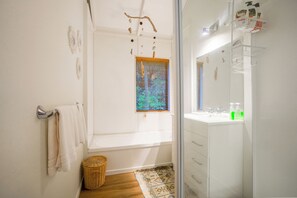 Shower, hair dryer, towels, soap - Northcross Woodland Escape– Private & Peaceful (Auckland)