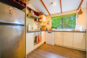 Cafetera y tetera, refrigerador, microondas y horno