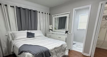 Cozy 1-bedroom guest house in charming Louisville with WiFi, AC’