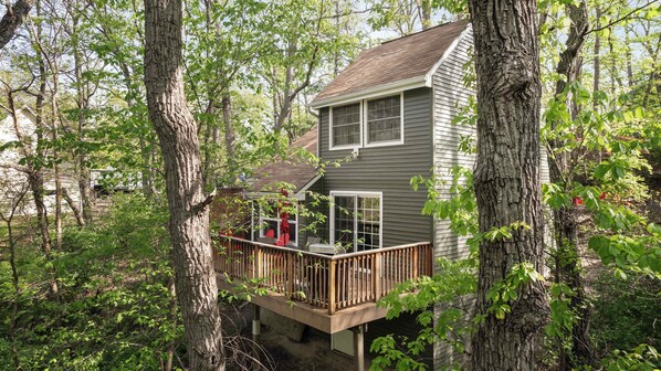 Exterior - Forest cabin w/ spacious deck (Gerrardstown)