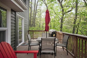 Outdoor dining - Cabin w/fireplace & fire pit (Gerrardstown)