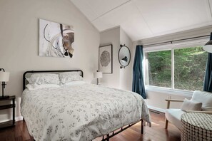 2 bedrooms, iron/ironing board, WiFi, bed sheets - Cabin w/fireplace & fire pit (Gerrardstown)