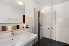 Douche, sèche-cheveux, serviettes fournies
