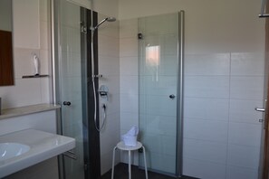 Een douche, een haardroger, handdoeken