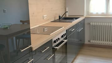 Kühlschrank, Ofen, Herdplatte, Geschirrspüler