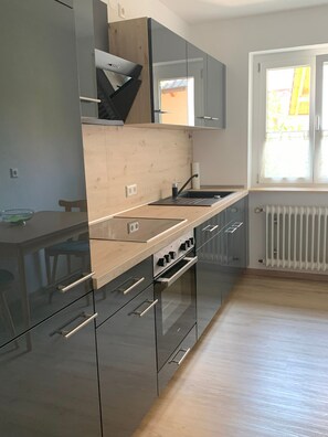 Jääkaappi, uuni, liesi, astianpesukone