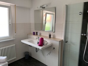 Douche, sèche-cheveux, serviettes fournies