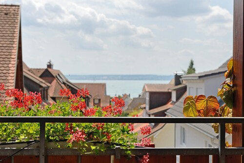 Apartment '2' with Lake View, Private Garden and Wi-Fi