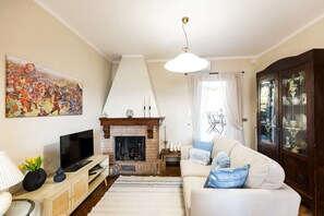 TV, fireplace