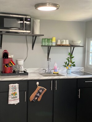 Refrigerador, microondas, parrilla de estufa y cafetera y tetera