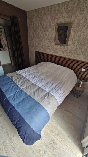 3 habitaciones y tabla de planchar con plancha 