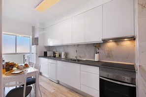 Kühlschrank, Mikrowelle, Ofen, Herdplatte