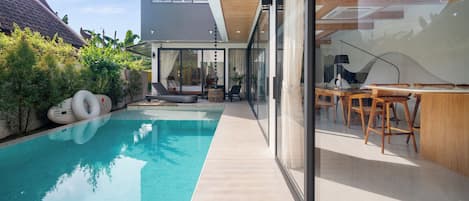 Una piscina al aire libre