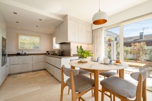 Fridge, cookware/dishes/utensils