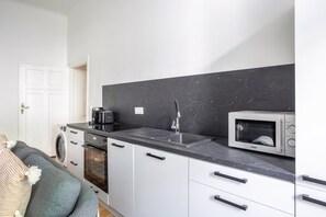 Réfrigérateur, micro-ondes, four, plaque de cuisson