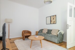 TV, stereo - Blueground | Alt-Treptow, view, nr Treptower Park (Berlin)