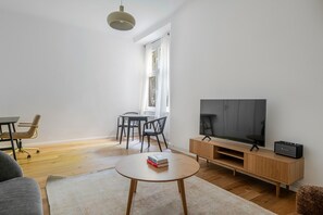 TV, stereo - Blueground | Alt-Treptow, view, nr Treptower Park (Berlin)