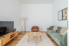 TV, stereo - Blueground | Alt-Treptow, view, nr Treptower Park (Berlin)