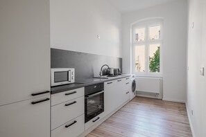 Kylskåp, mikrovågsugn, ugn och diskmaskin