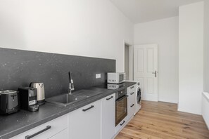 Kühlschrank, Mikrowelle, Ofen, Geschirrspüler
