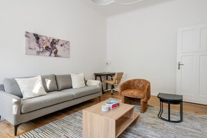 TV, stereo - Blueground | Kreuzberg, nr park, w/ pool & w/d (Berlin)