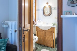 Regadera, secadora de cabello, bidet 