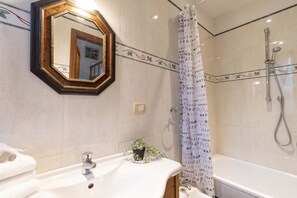 Regadera, secadora de cabello, bidet 