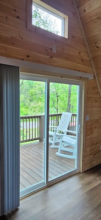 Interior. Larry's Lookout: Romantic Getaway w/King Bed & Deck