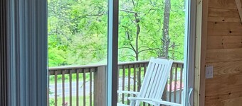 Larry's Lookout: Romantic Getaway w/King Bed & Deck