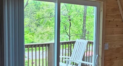 Larry's Lookout: Romantic Getaway w/King Bed & Deck