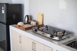 Refrigerador con freezer, placa de cocina, lavavajillas