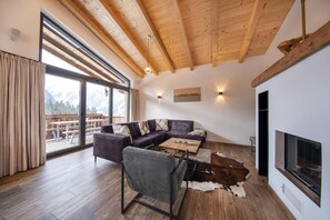 Chalet | Living area | Fireplace - Chalet in Neukirchen by the Slopes (Neukirchen am Grossvenediger)