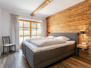 3 bedrooms, iron/ironing board, Internet