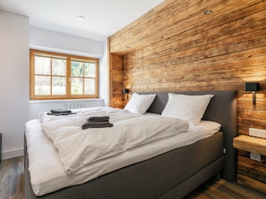 6 bedrooms, iron/ironing board, Internet