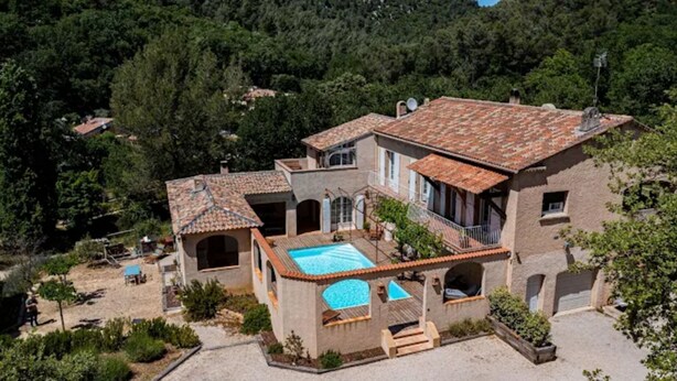 A villa with a swimming pool, terracotta roof, and surrounded by forest. - Gîte 8 pers air-conditioned, 3 bedrooms with bathrooms, private pool. Peaceful (Évenos)