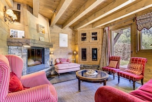 Fernseher, Kamin, Stereoanlage