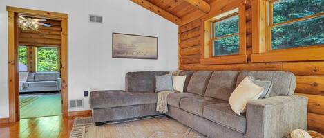 Smart TV, chimenea, videojuegos y tenis de mesa