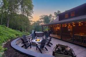Terrace/patio - Secluded Retreat |Hot Tub, Game Room, Fire Pit (Fredericksburg)