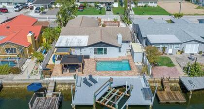 Villa Walk to Beach, Pool, Kayak, Games Great for Family Vacations
