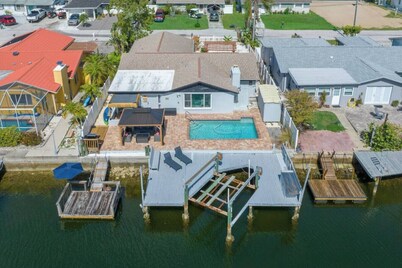 Villa Walk to Beach, Pool, Kayak, Games Great for Family Vacations