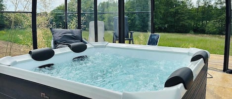 Outdoor spa tub